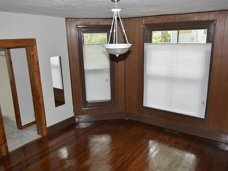 502 S Woodlawn Ave — Photo 11