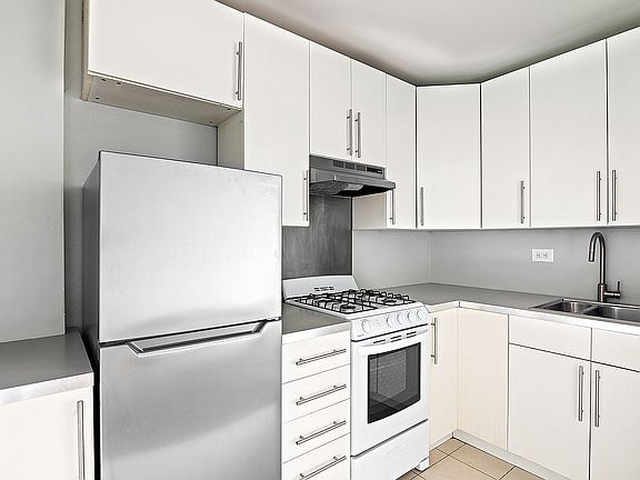 3rd image of 130 Hicks St APT 6C