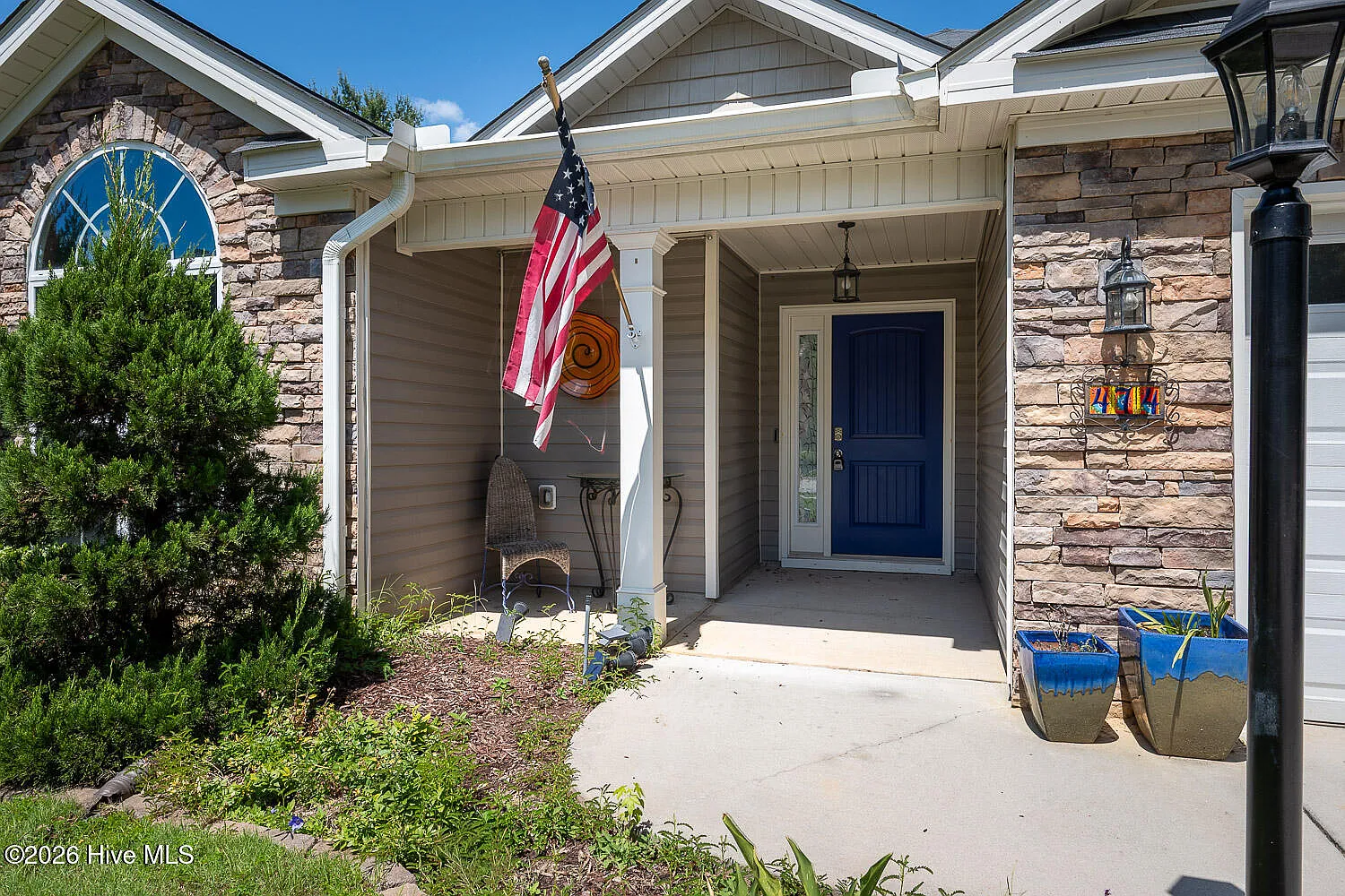 3 bed, 2.0 bath, 1816 sqft, $2,000 — Photo 2
