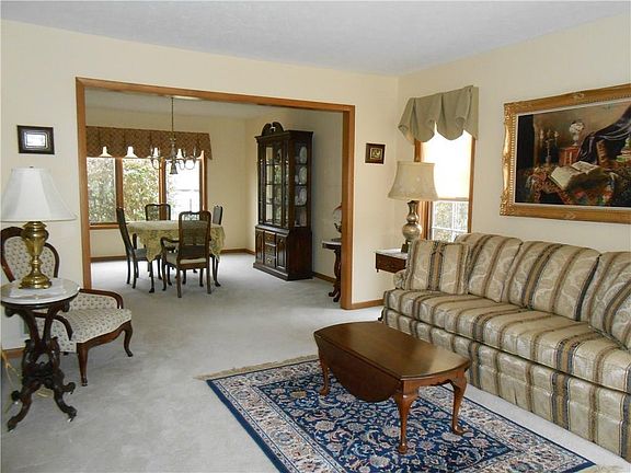 3rd image of 10 Glen Valley Dr