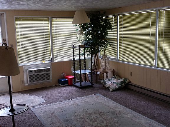 5th image of 714 Elizabeth Ln