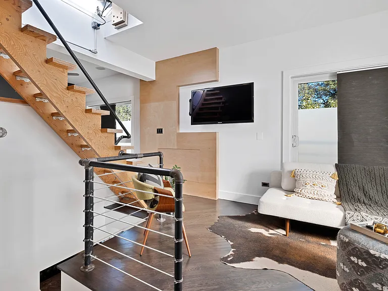 1738 N Hoyne Ave — Photo 11