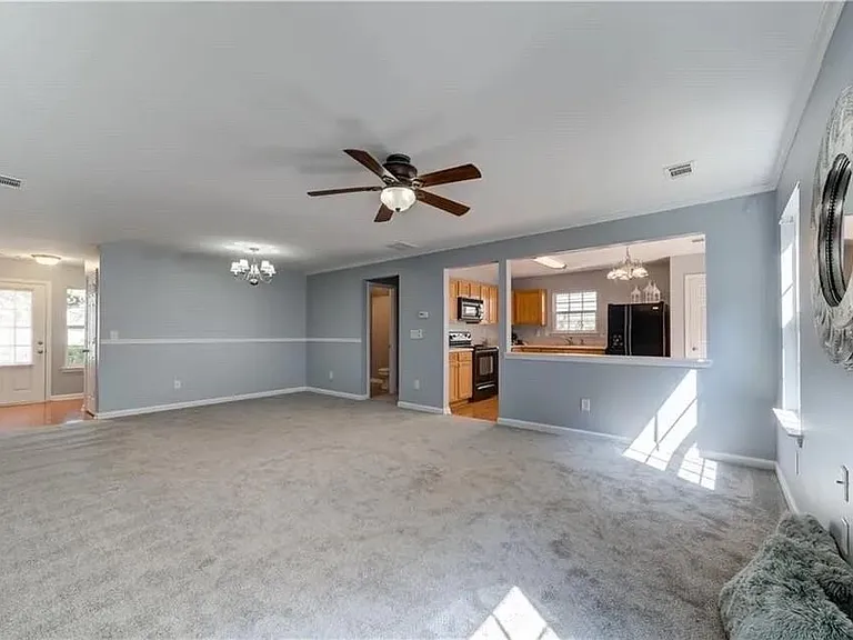 2820 Mayfair Dr — Photo 4