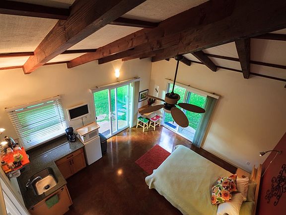 Beautiful studio, high 14" vaulted ceilings
