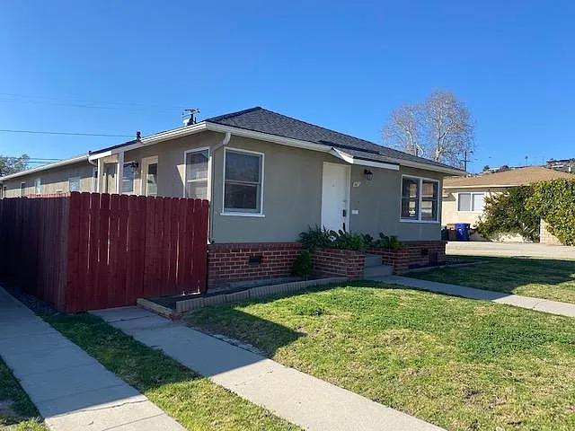 303 Lynn Dr — Photo 2