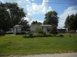 102 Lone Starr St, Nokomis, IL 62075