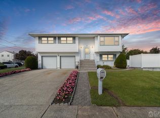 2 Bud Ct, Perth Amboy, NJ 08861