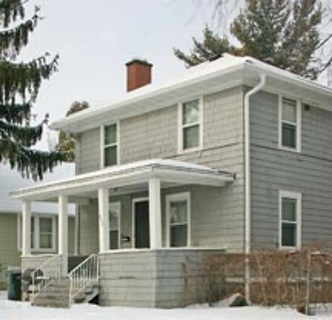 Spacious 4-Bedroom House on Drake Street with Garage, Yard & Free Laundry Available 8/15/2027 — Photo 1