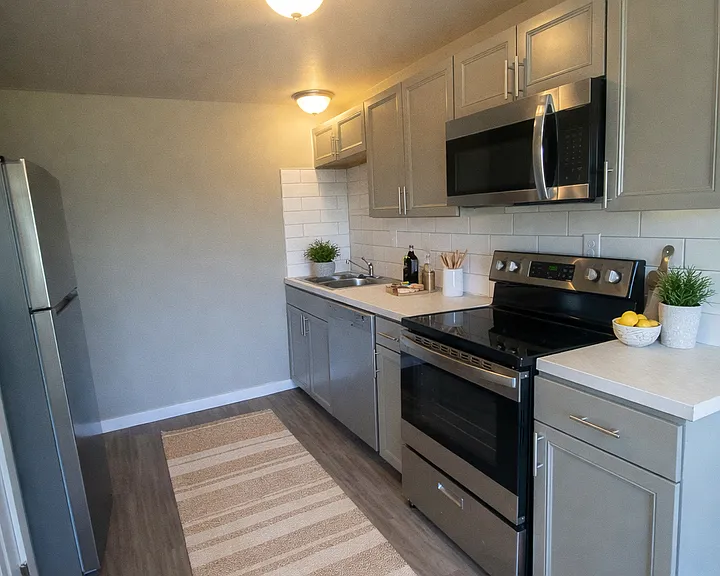 910 S 42nd Ave #D1 — Photo 2