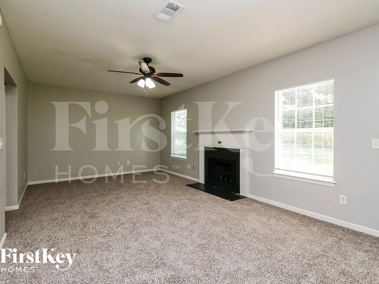 3 bed, 2.5 bath, 2160 sqft, $2,070 — Photo 2