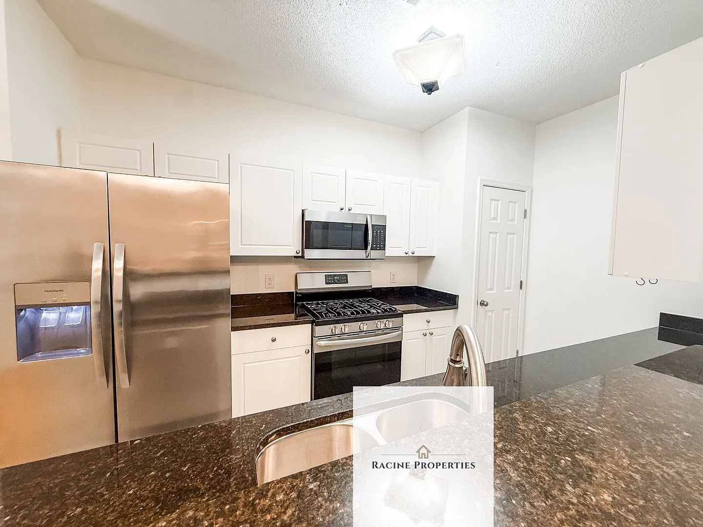 Ground floor 3 bd/2ba condo available Oct 1! — Photo 4