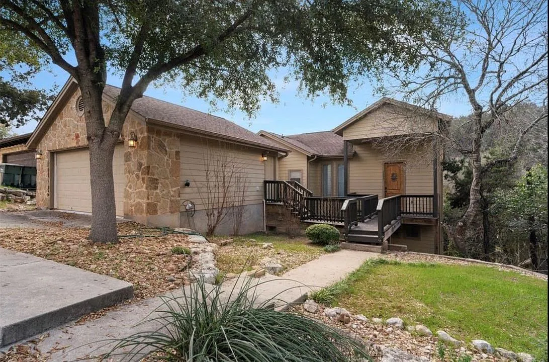 3 bed, 2.5 bath, 2360 sqft, $3,000 — Photo 1