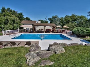 152 Kings Ct, Henryville, PA 18332