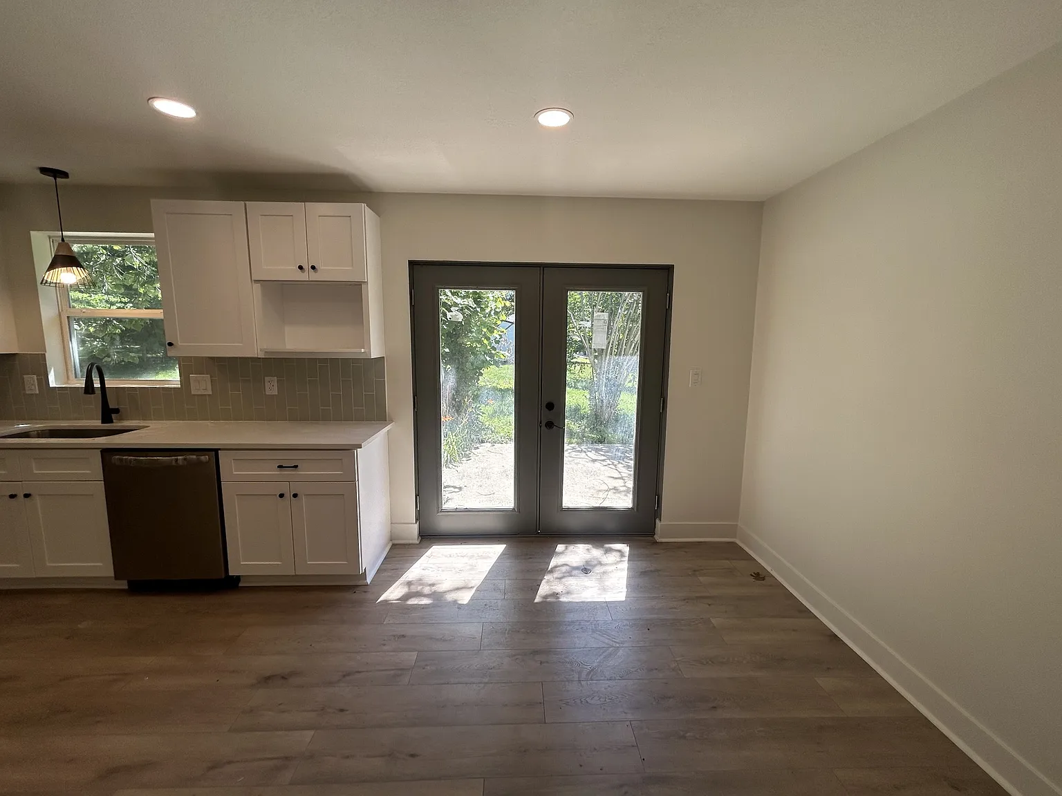 3 bed, 2000 sqft, $1,900 — Photo 3