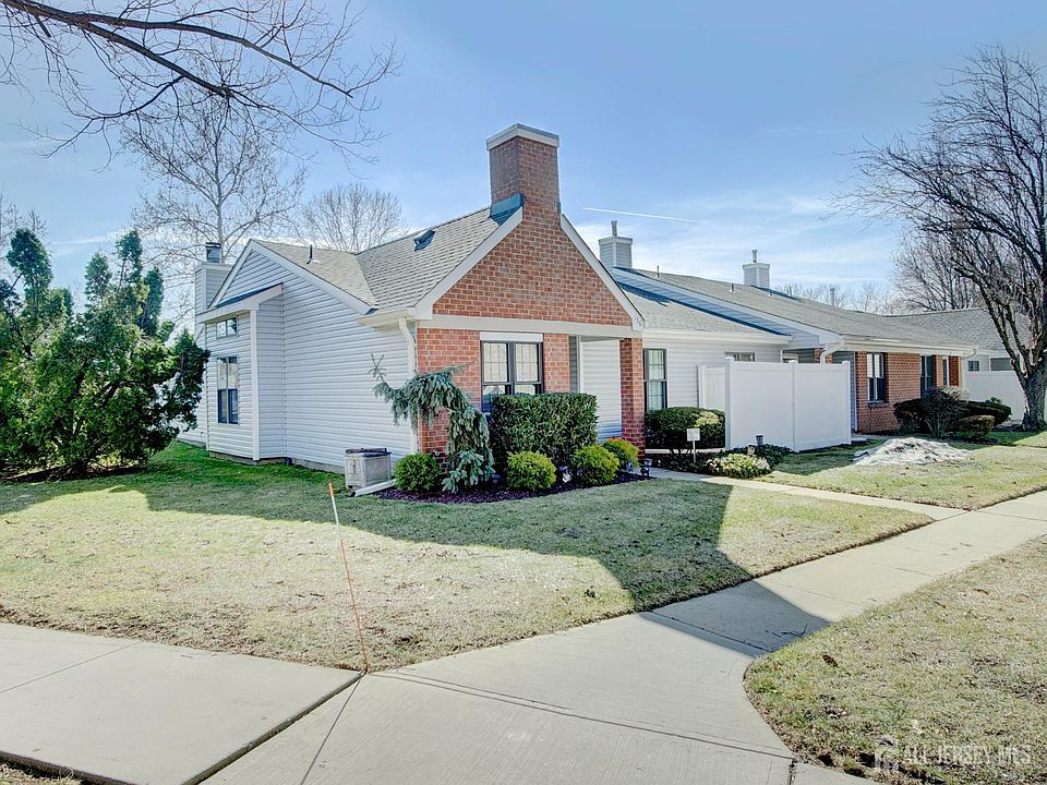 1st image of 136 Wycoff Way W