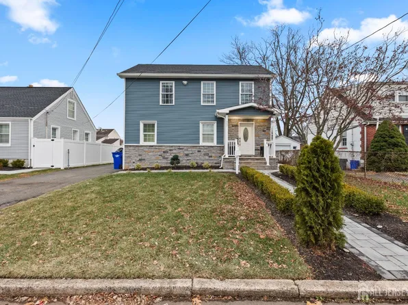 33 McAuliffe Dr, North Brunswick, NJ 08902