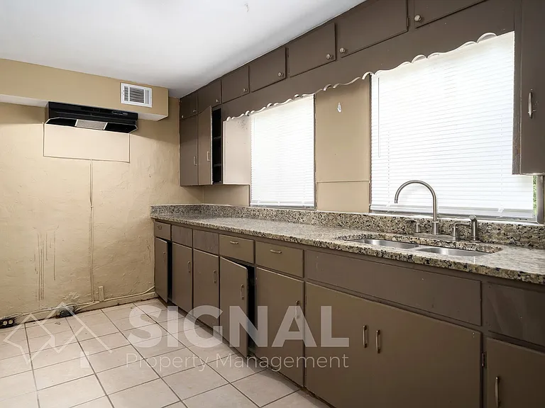 1156 Skyline Dr — Photo 31