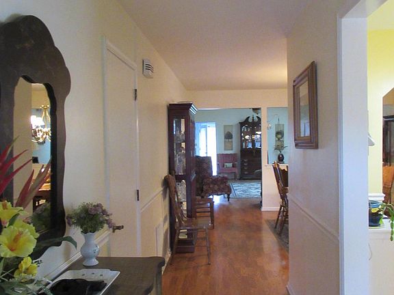 3rd image of 1489 Essex Ct