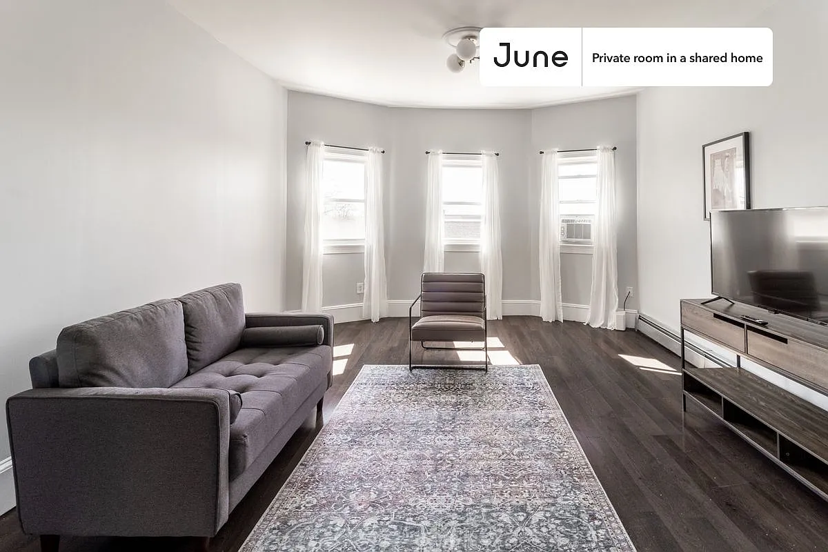 Full bedroom in 4 bed/1.5 bath home in Dorchester - Fields Corner West #1215 A — Photo 4