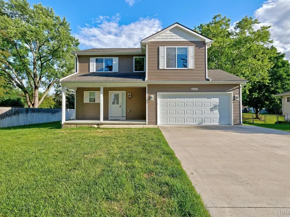 6095 Wilson Dr, Waterford, MI 48329