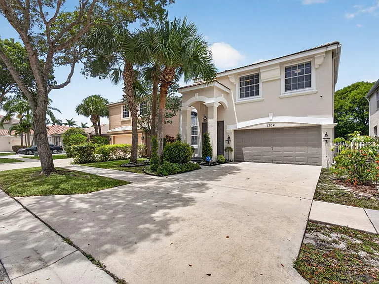 1204 Oakwater Dr — Photo 1