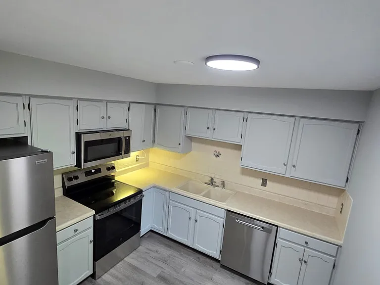 102 Valley Greene Cir — Photo 3