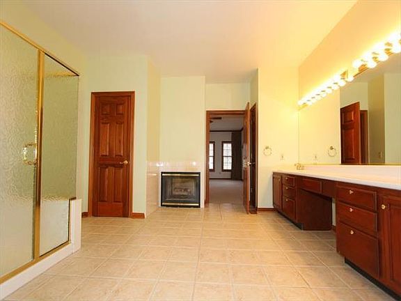 5th image of 955 Country Club Dr