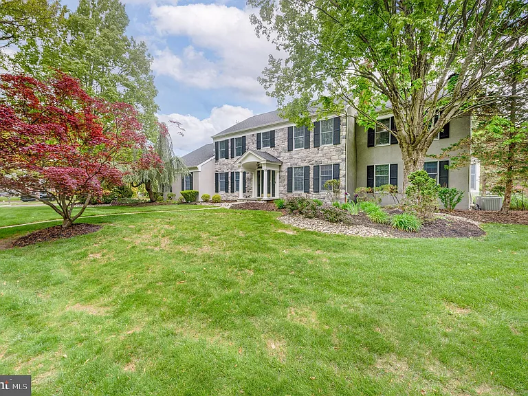 42 Ellsworth Dr — Photo 2