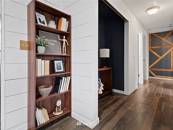 Hallway alcove for bookshelf, decorative table or toys