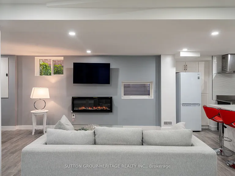 1059 Riverview Cres #BASEMENT — Photo 2