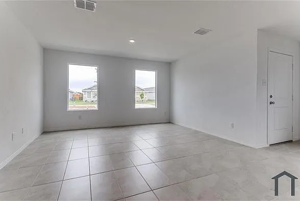 4 bed, 1300 sqft, $1,999 — Photo 2