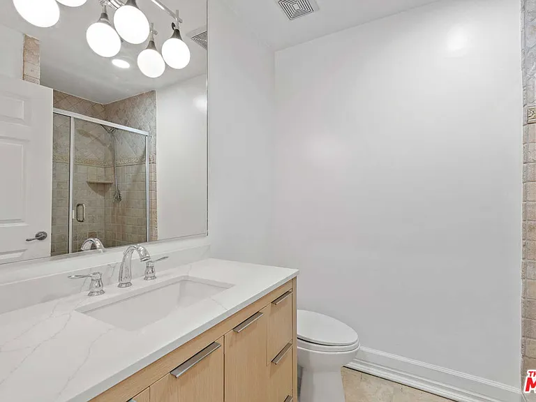 850 N Croft Ave #303 — Photo 12
