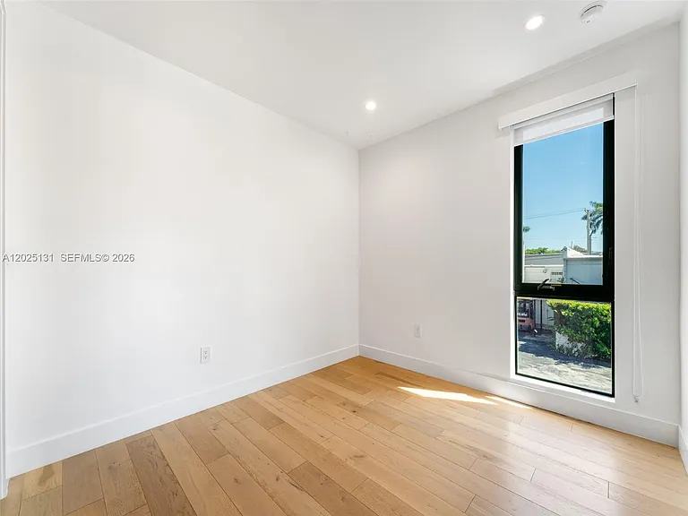 227 NW 39th St — Photo 16