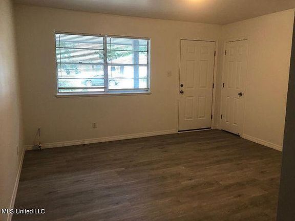 5th image of 132 Linda Cir