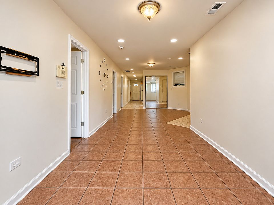 4th image of 1229 N Austin Blvd #1