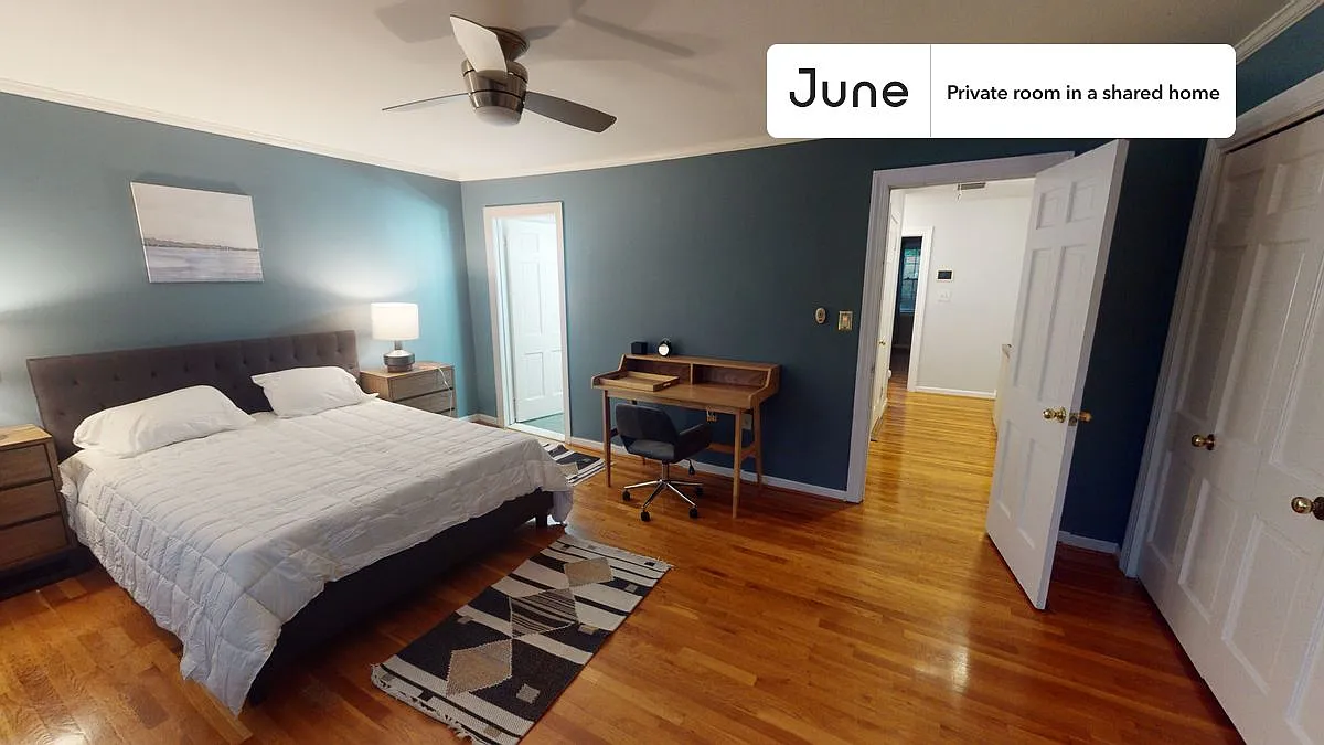 Queen bedroom in 7 bed/4 bath home in Southwest Waterfront #526 G — Photo 2