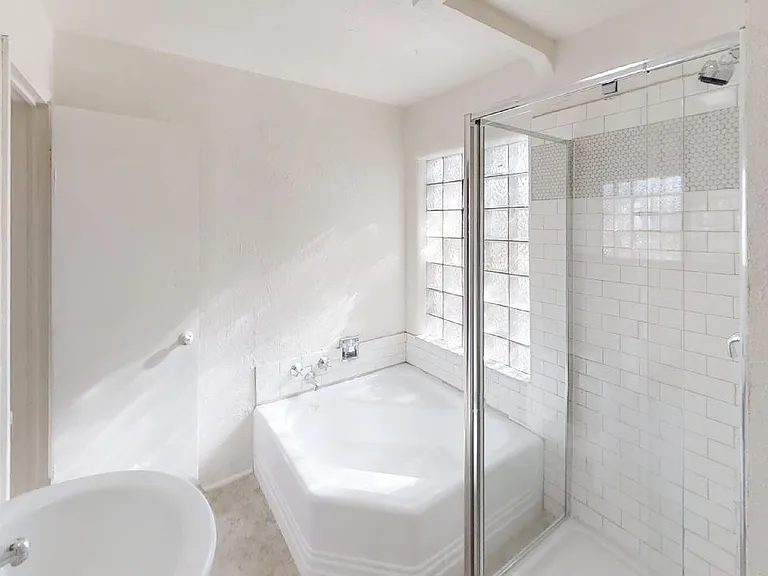 Super Cool Mid-Century Modern East Nob Hill Penthouse Suite with Views — Photo 6