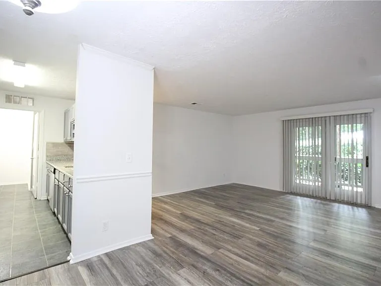 204 Warm Springs Cir — Photo 5