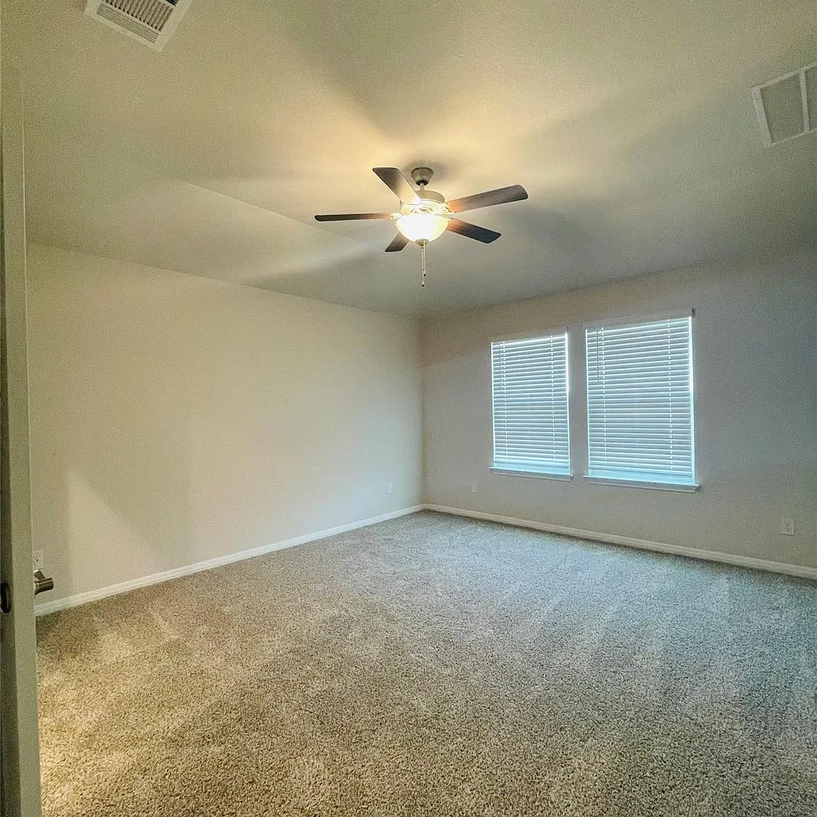 4 bed, 3.0 bath, 2208 sqft, $2,200 — Photo 4