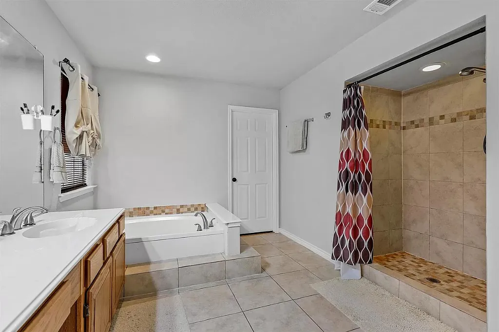 5 bed, 2549 sqft, $6,500 — Photo 4
