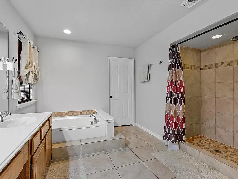 4518 Wescott Dr — Photo 4