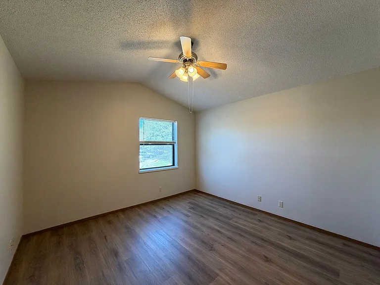 Oakridge Apartments — Photo 11