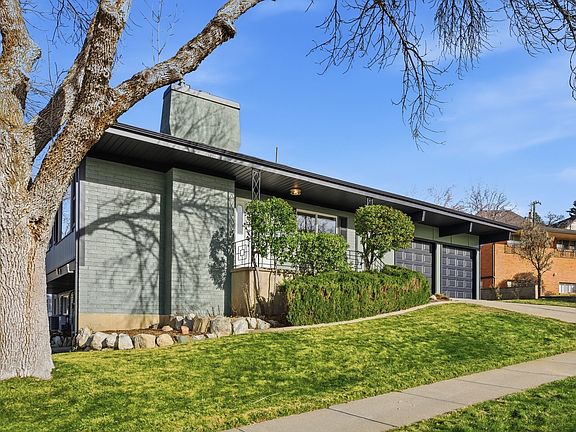 3rd image of 1087 Arlington Way