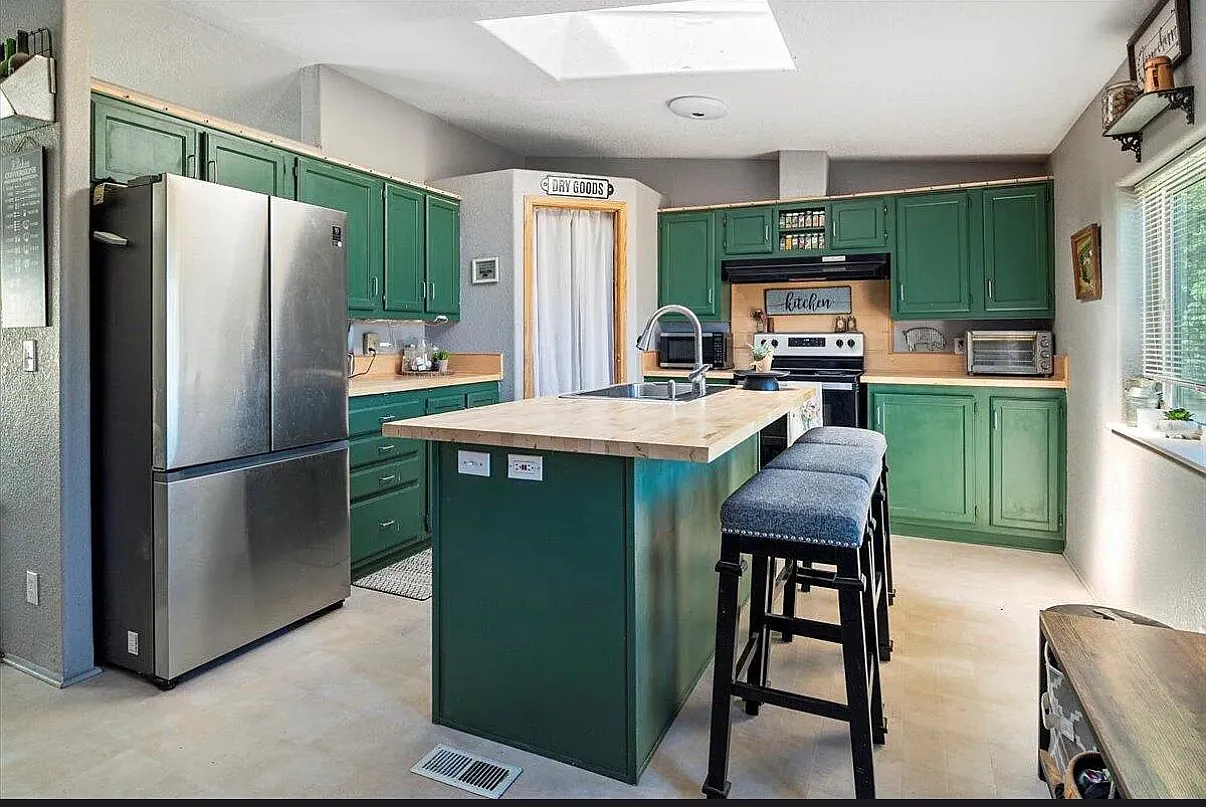3 bed, 1401 sqft, $2,400 — Photo 3