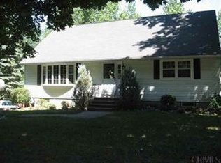 8 Banbury Rd, Troy, NY 12180