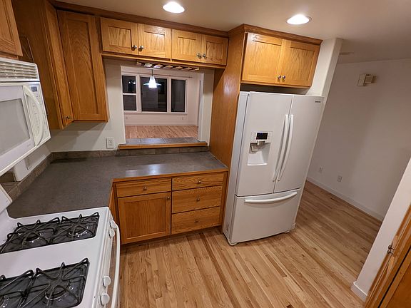 3rd image of 207 27th Ave S