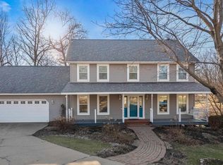 102 Hickory Dr, Mount Horeb, WI 53572