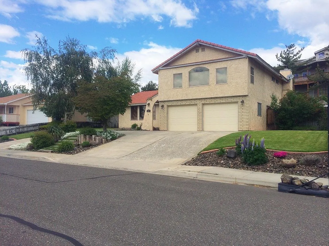 4315 Desert St photo 1