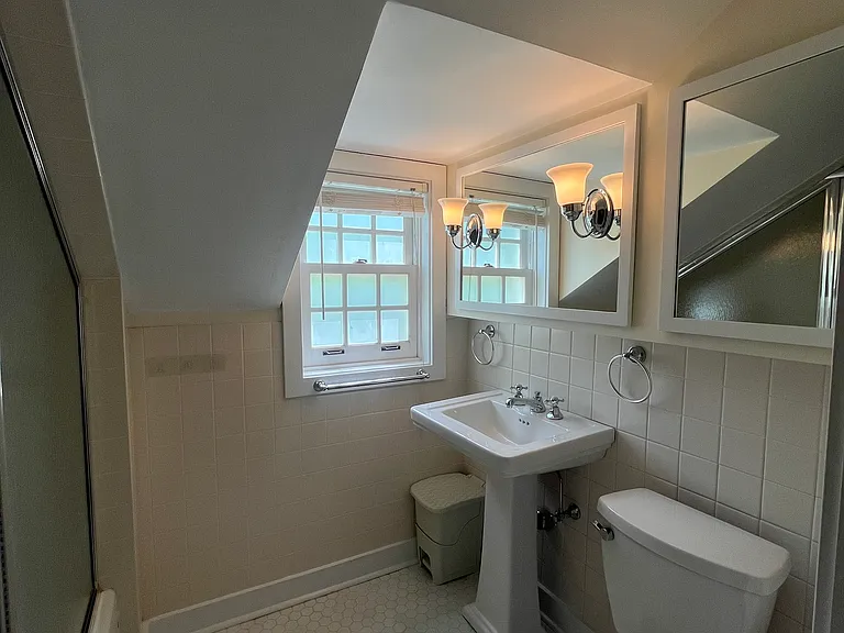 Elizabeth Ln — Photo 4