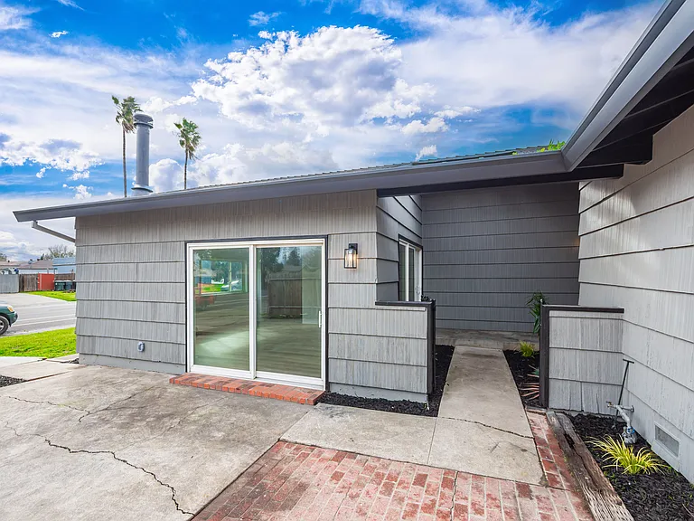 5201 Sky Pkwy — Photo 2